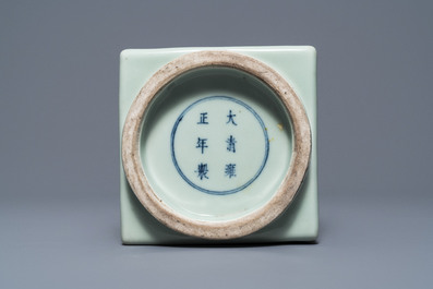 Drie Chinese monochrome celadon vazen, Yongzheng en Qianlong merken, 19/20e eeuw