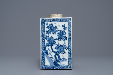 Een grote vierkante Chinese blauw-witte theebus met floraal decor, Kangxi