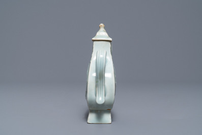 Une verseuse couverte en porcelaine de Chine qingbai &agrave; d&eacute;cor d'un ph&eacute;nix, Yuan
