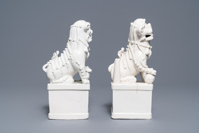 Une grande paire de portes-encense en forme de lions en porcelaine blanc de Chine de Dehua, Kangxi