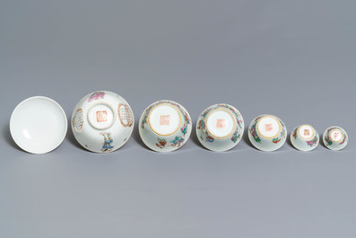 Cinq bols et une tasse et soucoupe Wu Shuang Pu en porcelaine de Chine famille rose, 19&egrave;me