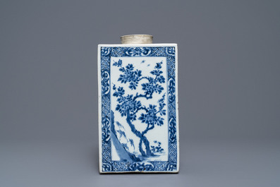 Een grote vierkante Chinese blauw-witte theebus met floraal decor, Kangxi