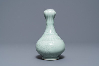 Drie Chinese monochrome celadon vazen, Yongzheng en Qianlong merken, 19/20e eeuw