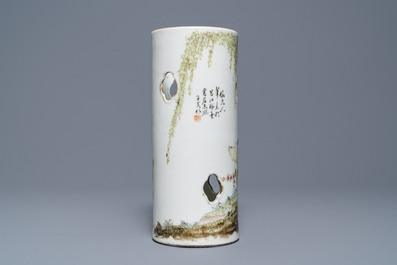 A reticulated Chinese qianjiang cai hat stand, signed Zhang Ziying, early 20th C.