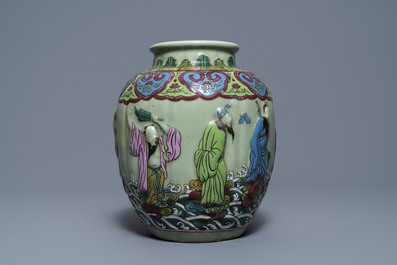 Un vase en porcelaine de Chine famille rose &agrave; d&eacute;cor en relief sur fond c&eacute;ladon, 19/20&egrave;me