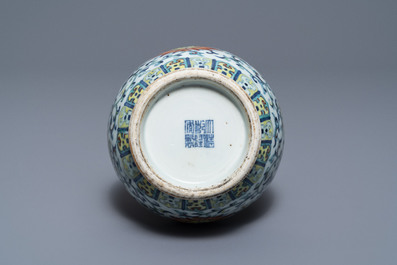 Un vase 'hu' en porcelaine de Chine doucai, marque de Qianlong, 19/20&egrave;me