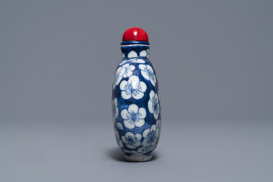 A Chinese turquoise-glazed model of a toad, a cat and a blue and white snuff bottle, Kangxi and 19th C.