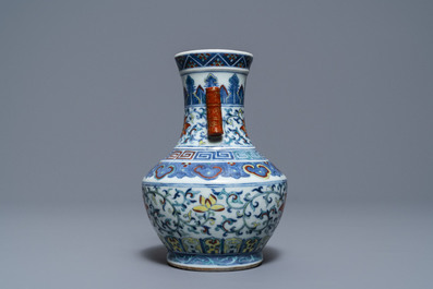 Un vase 'hu' en porcelaine de Chine doucai, marque de Qianlong, 19/20&egrave;me