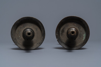 Een paar Chinese bronzen kandelaars, Ming