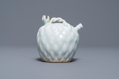 Un compte-gouttes en porcelaine de Chine qingbai, Song