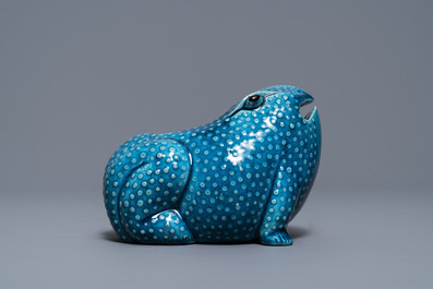 A Chinese turquoise-glazed model of a toad, a cat and a blue and white snuff bottle, Kangxi and 19th C.