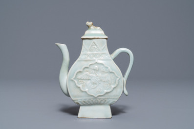 Une verseuse couverte en porcelaine de Chine qingbai &agrave; d&eacute;cor d'un ph&eacute;nix, Yuan