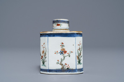 A Chinese famille verte tea caddy and three plates, Kangxi