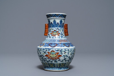 Een Chinese doucai 'hu' vaas, Qianlong merk, 19/20e eeuw