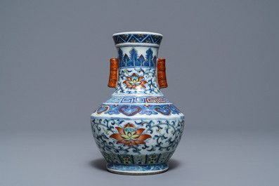 Un vase 'hu' en porcelaine de Chine doucai, marque de Qianlong, 19/20&egrave;me