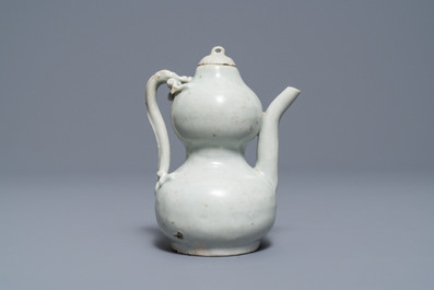 Une verseuse couverte en porcelaine de Chine de type qingbai, Yuan