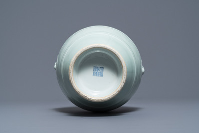 Een Chinese monochrome celadon 'hu' vaas, Qianlong merk, 19/20e eeuw