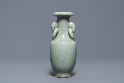 Drie Chinese monochrome celadon vazen, Yongzheng en Qianlong merken, 19/20e eeuw