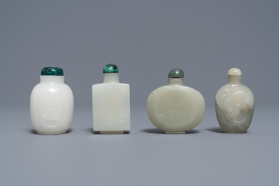 Vier Chinese snuifflessen in witte en celadon jade, 19/20e eeuw