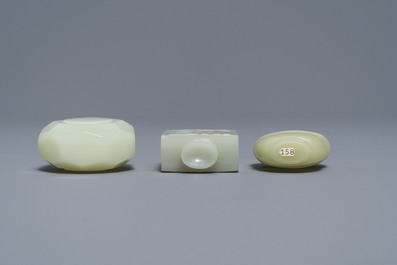 Drie Chinese celadon jade snuifflessen, 19e eeuw