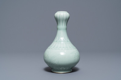 Trois vases en porcelaine de Chine c&eacute;ladon monochrome, marques de Yongzheng et Qianlong, 19/20&egrave;me