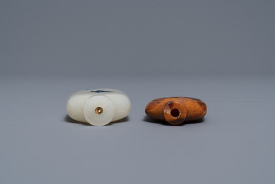 Two Chinese hardstone-embellished white jade and carved amber snuff bottles,18/19th C.