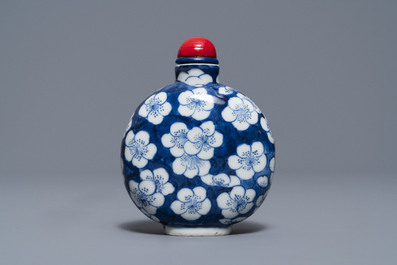 A Chinese turquoise-glazed model of a toad, a cat and a blue and white snuff bottle, Kangxi and 19th C.