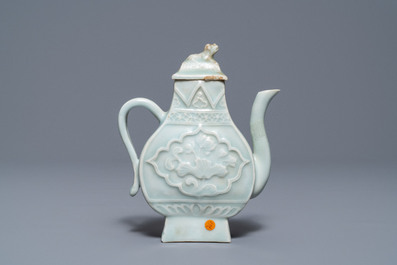 Une verseuse couverte en porcelaine de Chine qingbai &agrave; d&eacute;cor d'un ph&eacute;nix, Yuan