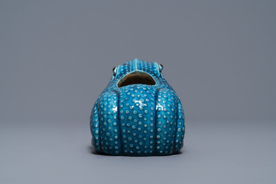 A Chinese turquoise-glazed model of a toad, a cat and a blue and white snuff bottle, Kangxi and 19th C.