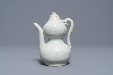 Une verseuse couverte en porcelaine de Chine de type qingbai, Yuan