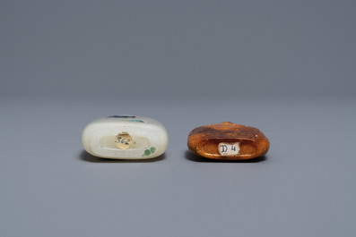 Deux tabati&egrave;res en jade blanc incrust&eacute; de pierres dures et en ambre sculpt&eacute;, Chine, 18/19&egrave;me