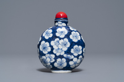 A Chinese turquoise-glazed model of a toad, a cat and a blue and white snuff bottle, Kangxi and 19th C.