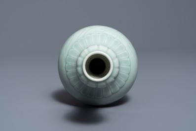 Drie Chinese monochrome celadon vazen, Yongzheng en Qianlong merken, 19/20e eeuw