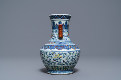 Un vase 'hu' en porcelaine de Chine doucai, marque de Qianlong, 19/20&egrave;me