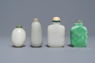 Vier Chinese snuifflessen in witte en celadon jade, 19/20e eeuw