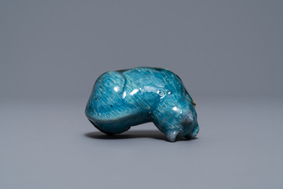 A Chinese turquoise-glazed model of a toad, a cat and a blue and white snuff bottle, Kangxi and 19th C.