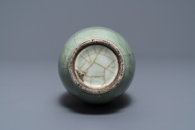 Drie Chinese monochrome celadon vazen, Yongzheng en Qianlong merken, 19/20e eeuw