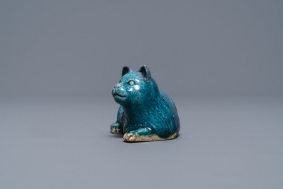 Un crapaud et un chat en porcelaine de Chine turquoise monochrome et une tabati&egrave;re en bleu et blanc, Kangxi et 19&egrave;me