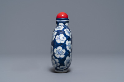 A Chinese turquoise-glazed model of a toad, a cat and a blue and white snuff bottle, Kangxi and 19th C.