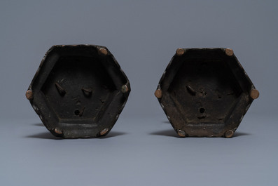 Een paar Chinese bronzen kandelaars, Ming