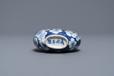 A Chinese turquoise-glazed model of a toad, a cat and a blue and white snuff bottle, Kangxi and 19th C.