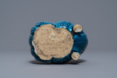 A Chinese turquoise-glazed model of a toad, a cat and a blue and white snuff bottle, Kangxi and 19th C.