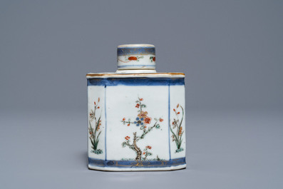 A Chinese famille verte tea caddy and three plates, Kangxi