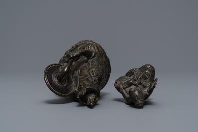 Cinq objets votives bouddhistes en bronze, Tibet et N&eacute;pal, 18/19&egrave;me