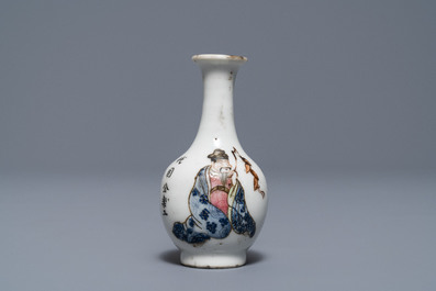 Un lave-pinceaux et un vase miniature 'Wu Shuang Pu' en porcelaine de Chine famille rose, 19&egrave;me