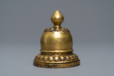 Cinq objets votives bouddhistes en bronze, Tibet et N&eacute;pal, 18/19&egrave;me