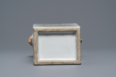 Un vase de forme rectangulaire en porcelaine de Chine qianjiang cai, 19/20&egrave;me