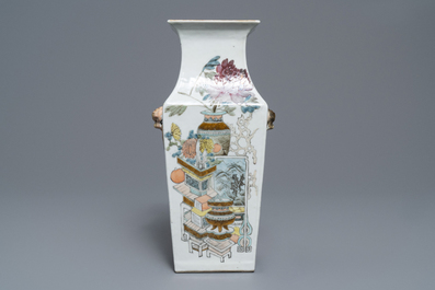 Un vase de forme rectangulaire en porcelaine de Chine qianjiang cai, 19/20&egrave;me