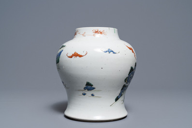 Un vase en porcelaine de Chine famille rose &agrave; d&eacute;cor de gar&ccedil;ons jouants, Yongzheng