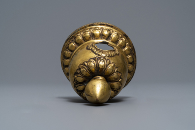 Cinq objets votives bouddhistes en bronze, Tibet et N&eacute;pal, 18/19&egrave;me